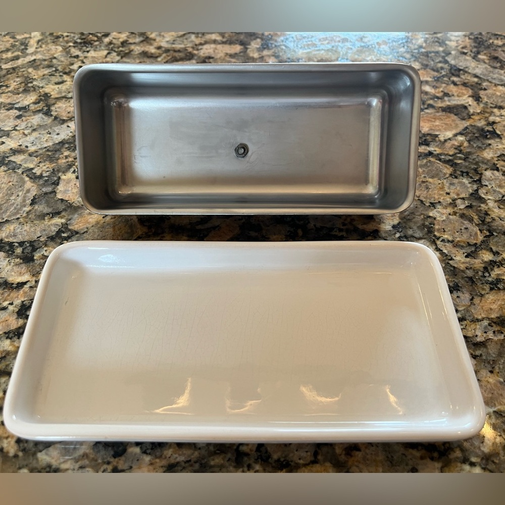 Vintage ceramic butter dish with metal lid - Picture 2 of 4